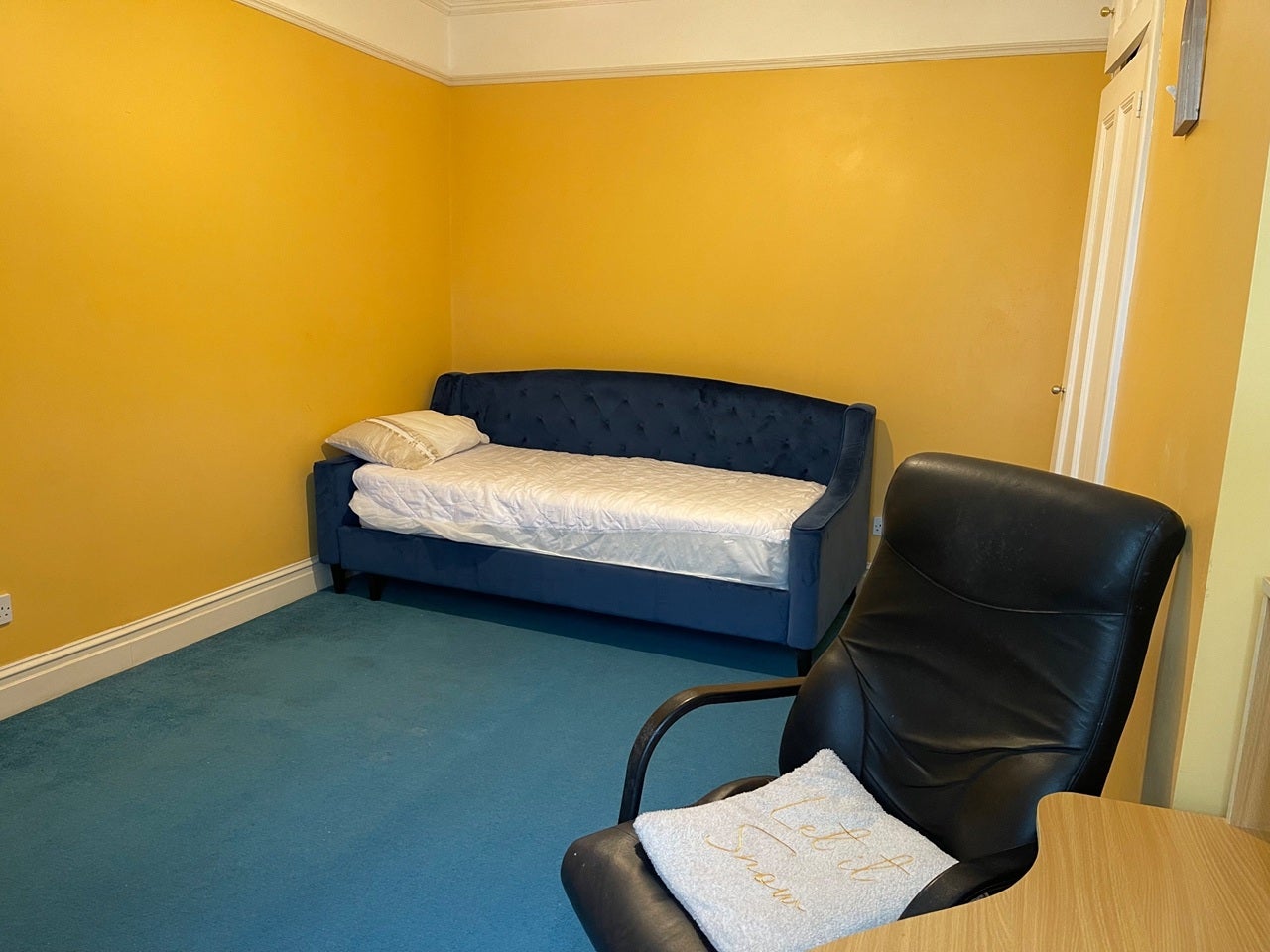 Room Chichester Road in Portsmouth