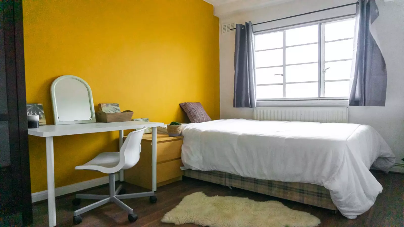 Flat Gloucester Gardens in City of Westminster