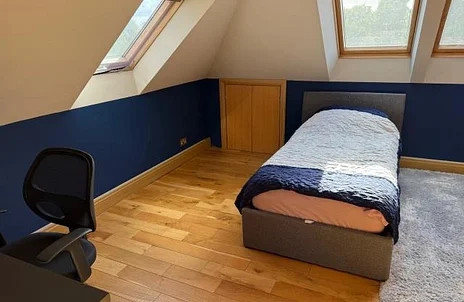 Room Queen Mary Close in London