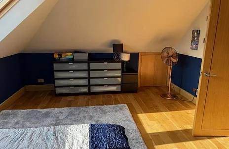 Room Queen Mary Close in London