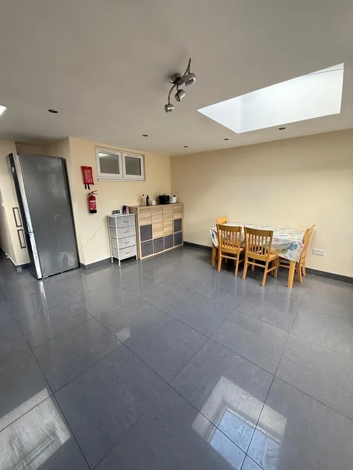 Room Forest Road in Greater London