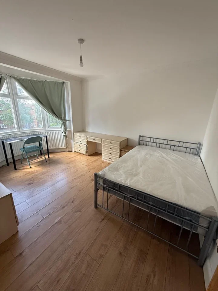 Room Forest Road in Greater London