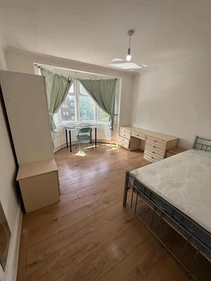 Room Forest Road in Greater London
