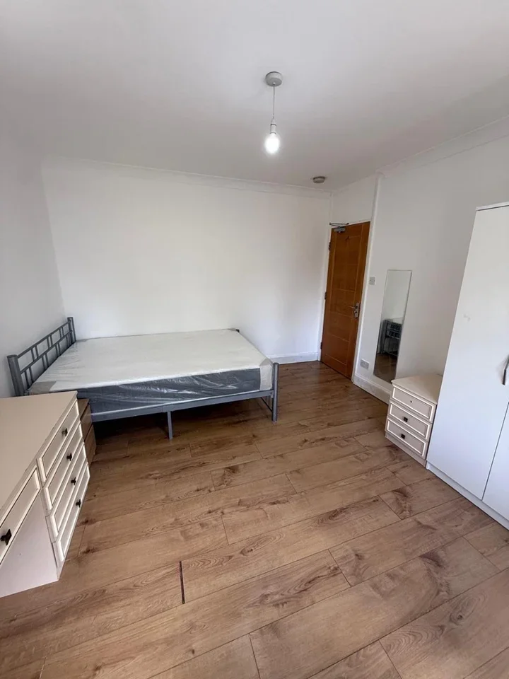 Room Forest Road in Greater London