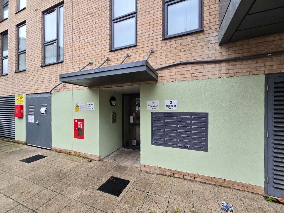 Flat Back Lane in Greater London