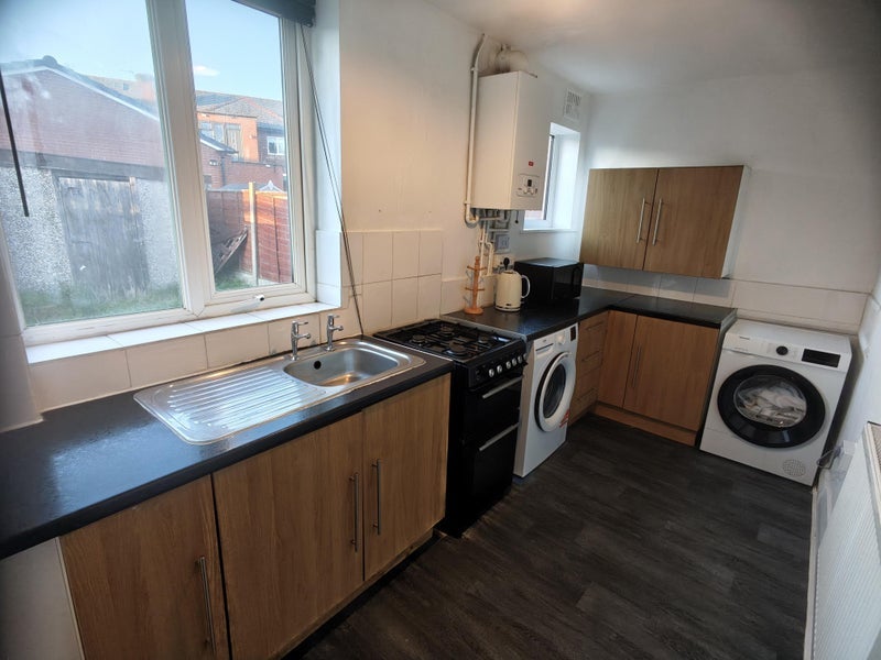 Room St Andrews Avenue in Tameside
