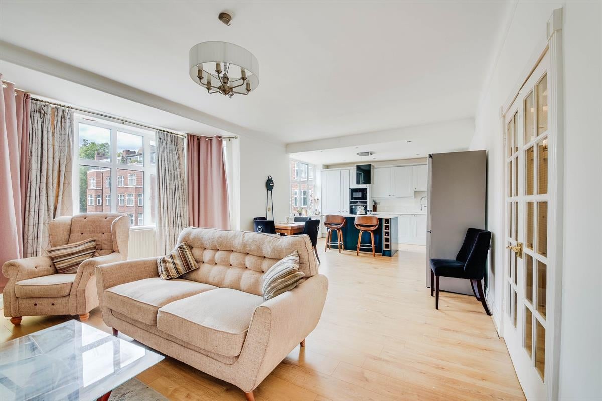 Flat Putney Hill in Greater London