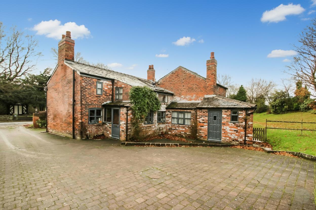 Flat Lymm Road in Little Bollington