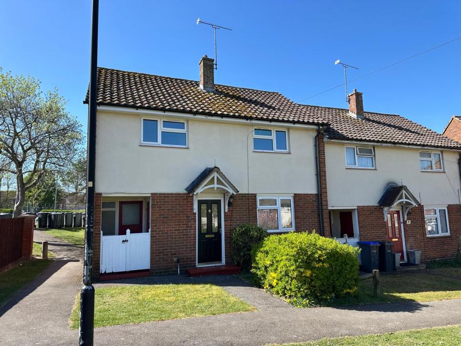 House Waverley Close in Bulford