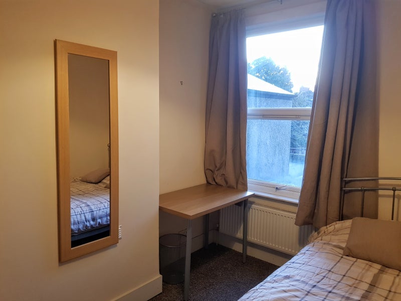 Room Hamilton Road in Greater London
