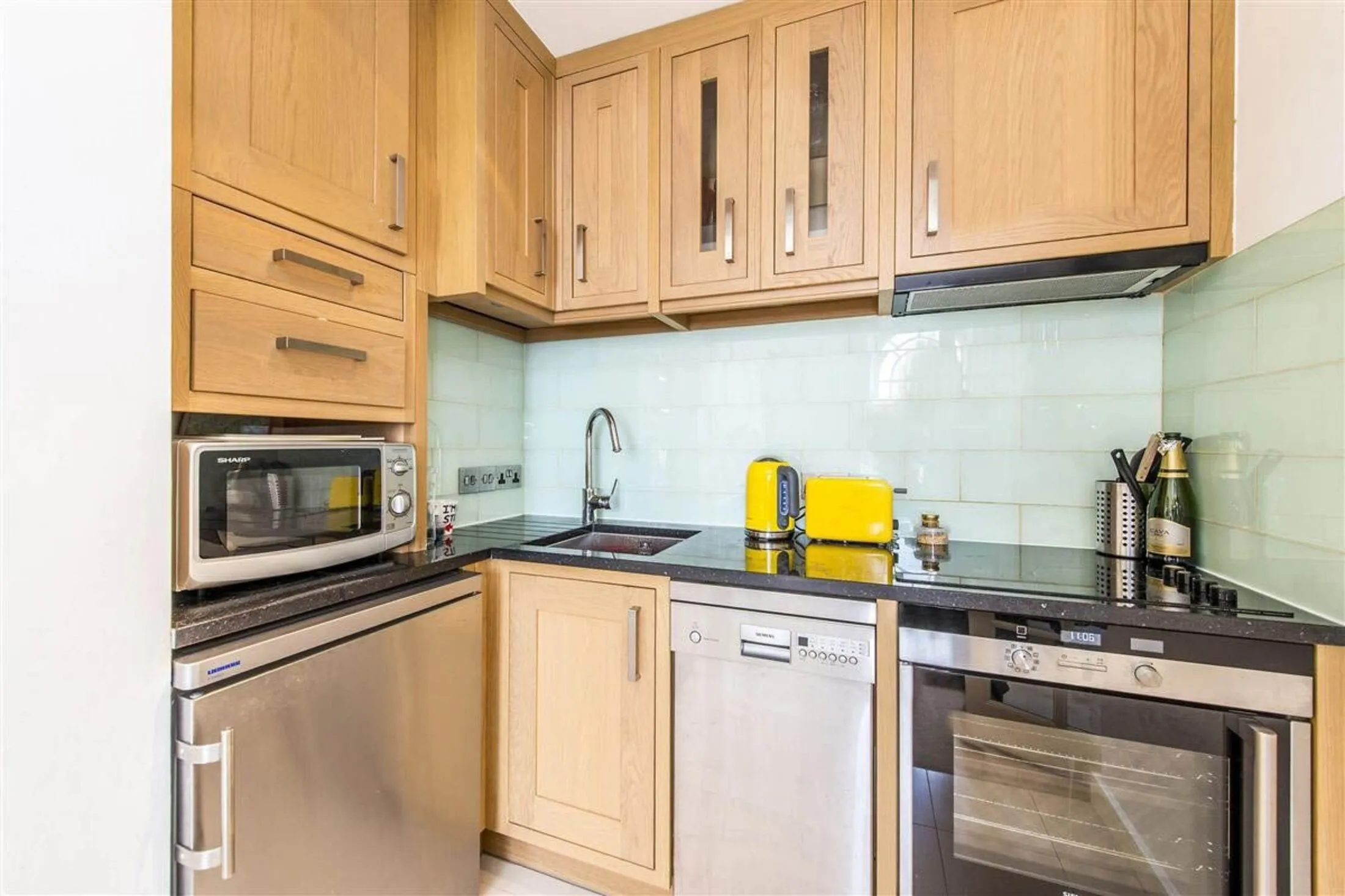 Flat Cambridge Street in City of Westminster