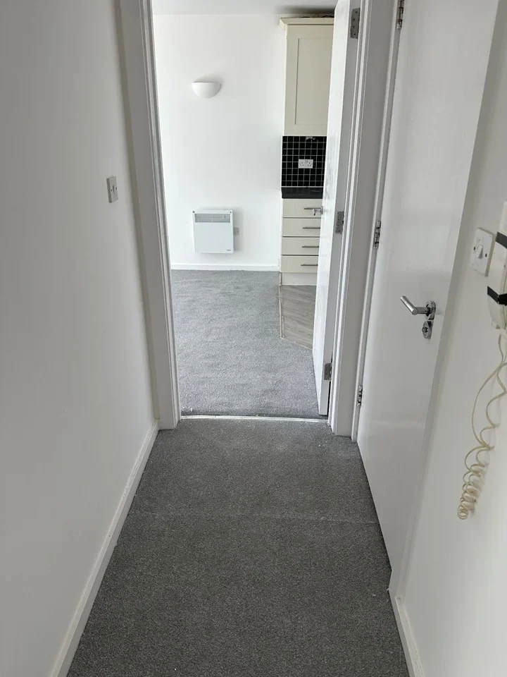 Flat Longbridge Road in Greater London