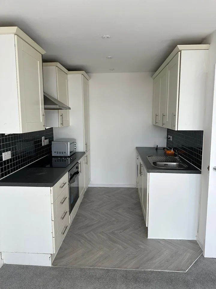Flat Longbridge Road in Greater London