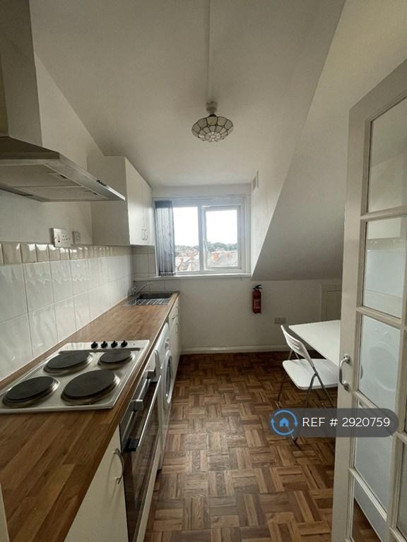 Room Chestnut Avenue in Derby