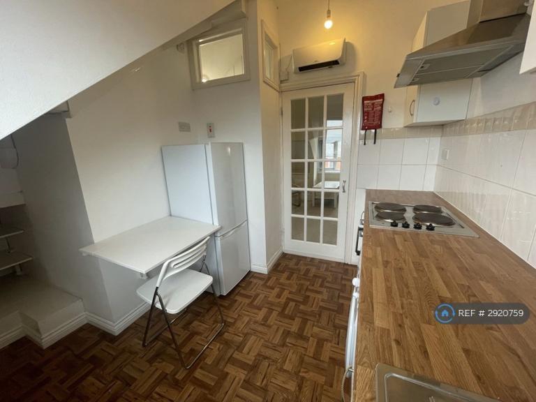Room Chestnut Avenue in Derby