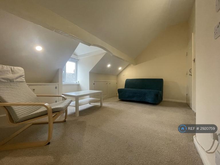 Room Chestnut Avenue in Derby