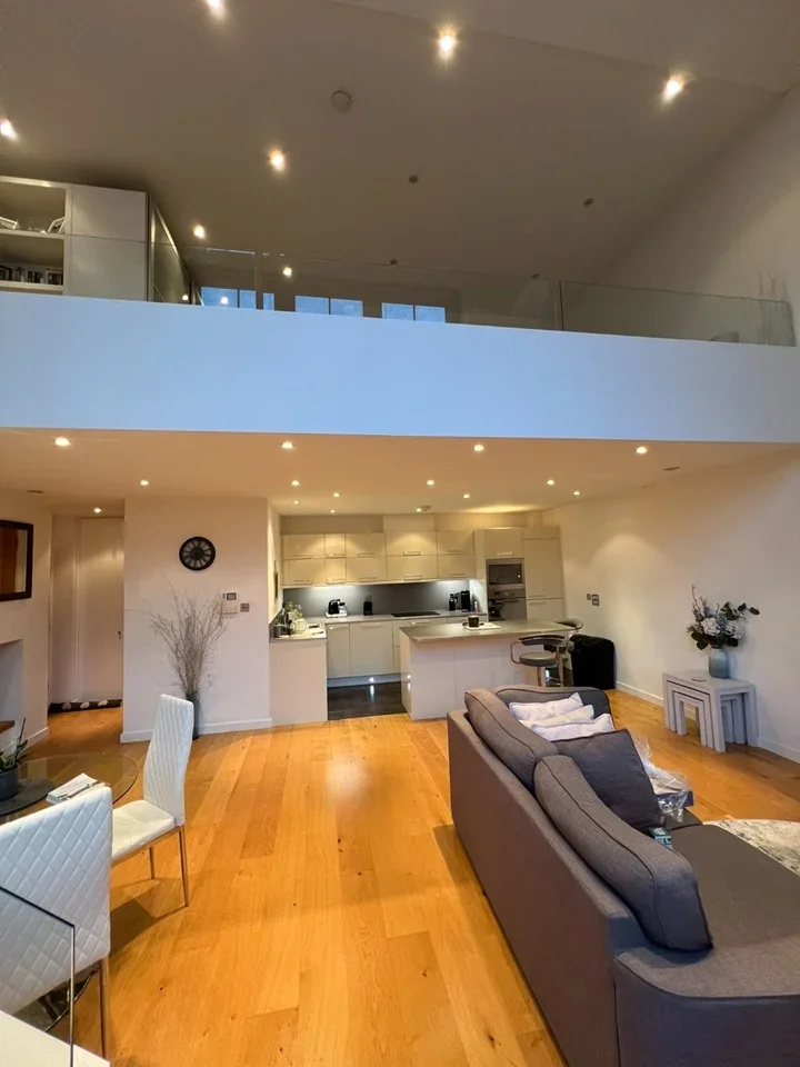 Flat Cardinal Road in Greater London