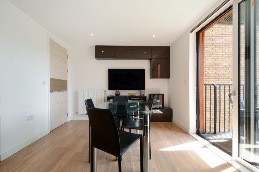 Flat Carteret Way in Greater London