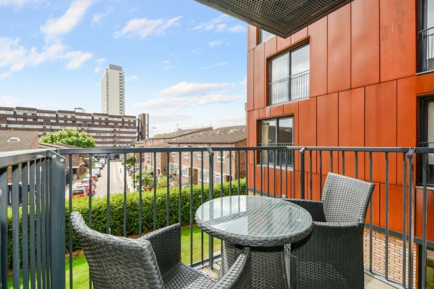 Flat Carteret Way in Greater London