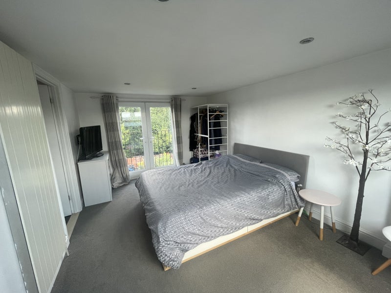 Room Sunray Avenue in Greater London