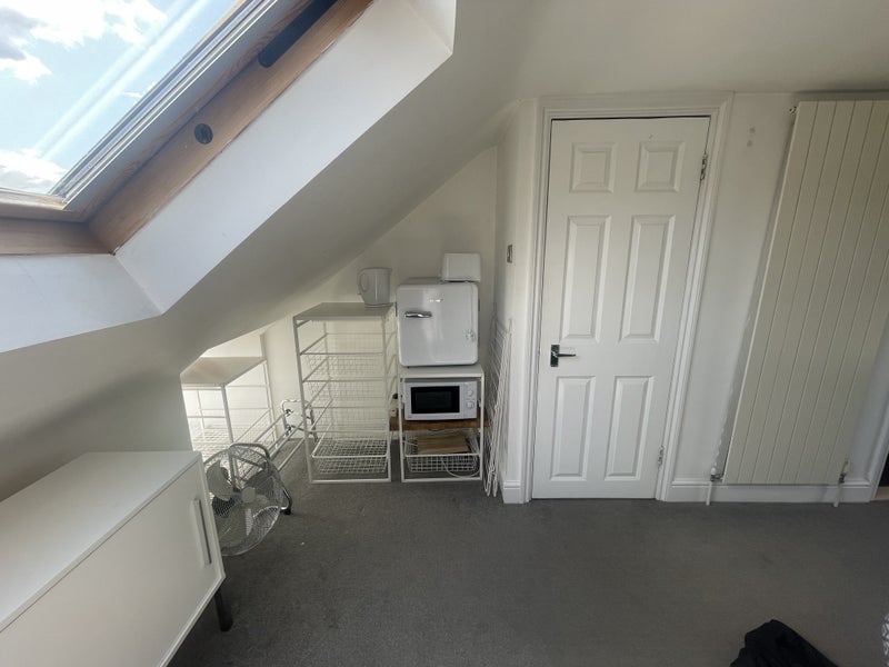 Room Sunray Avenue in Greater London