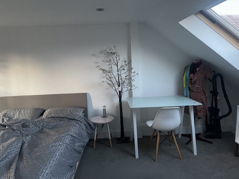Room Sunray Avenue in Greater London