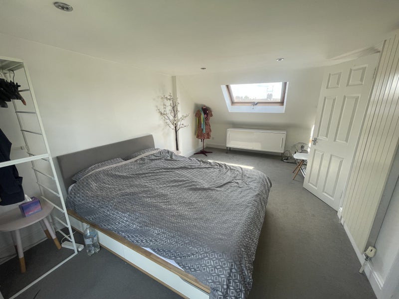 Room Sunray Avenue in Greater London