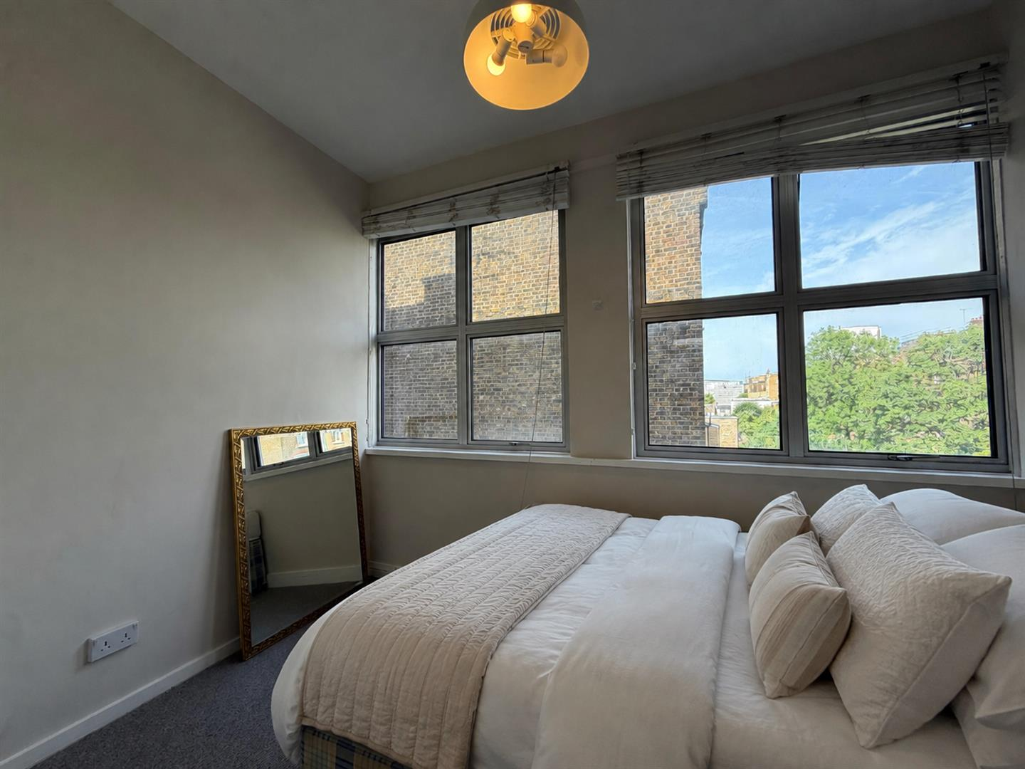 Flat Earl's Court Road in Greater London