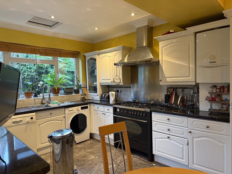 Room Westwell Road in Greater London