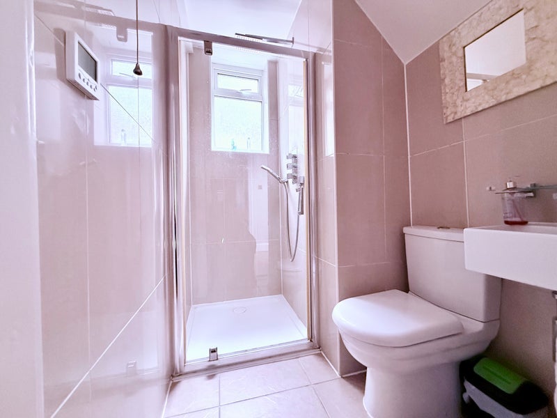 Room Westwell Road in Greater London