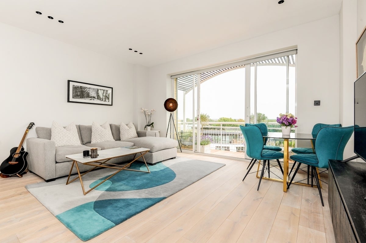 Flat Kew Bridge Road in Greater London