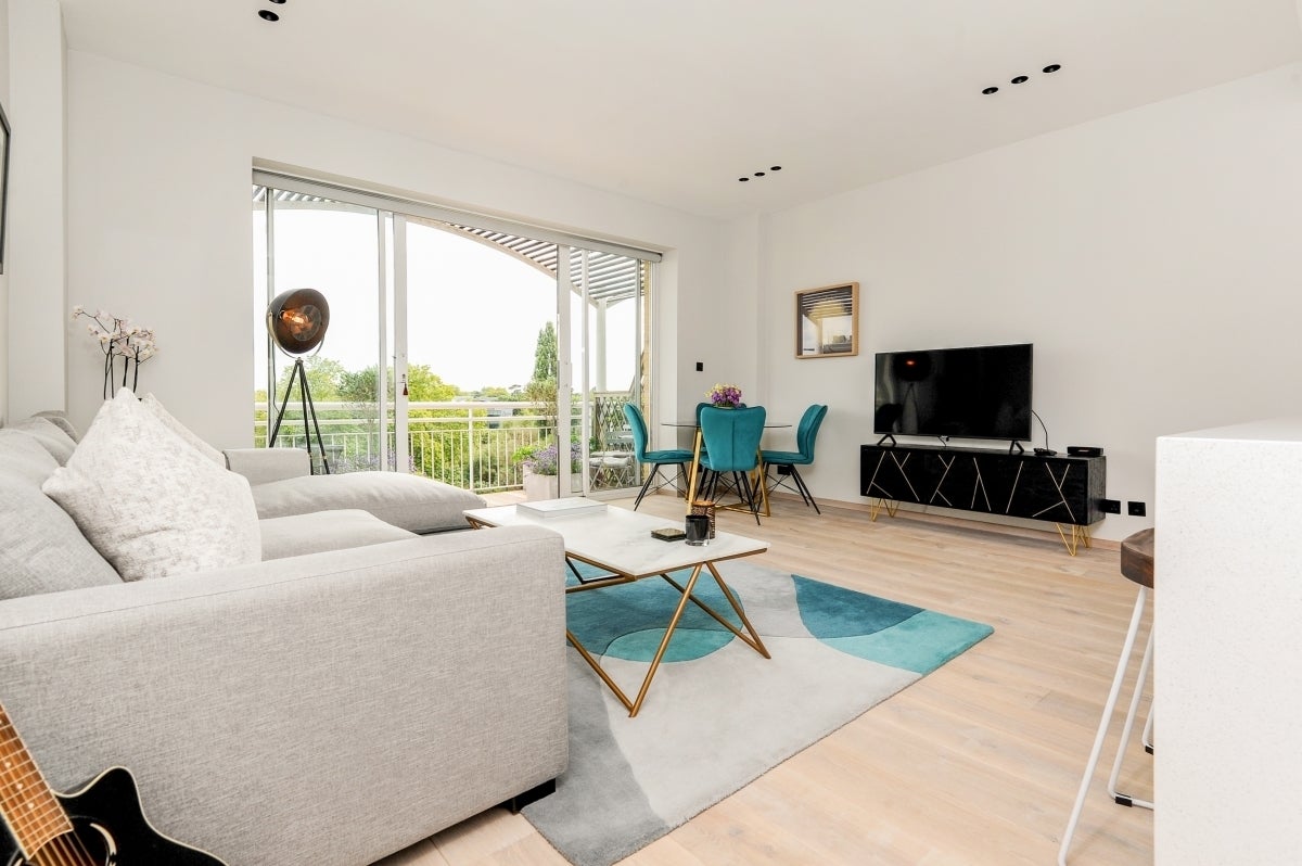 Flat Kew Bridge Road in Greater London
