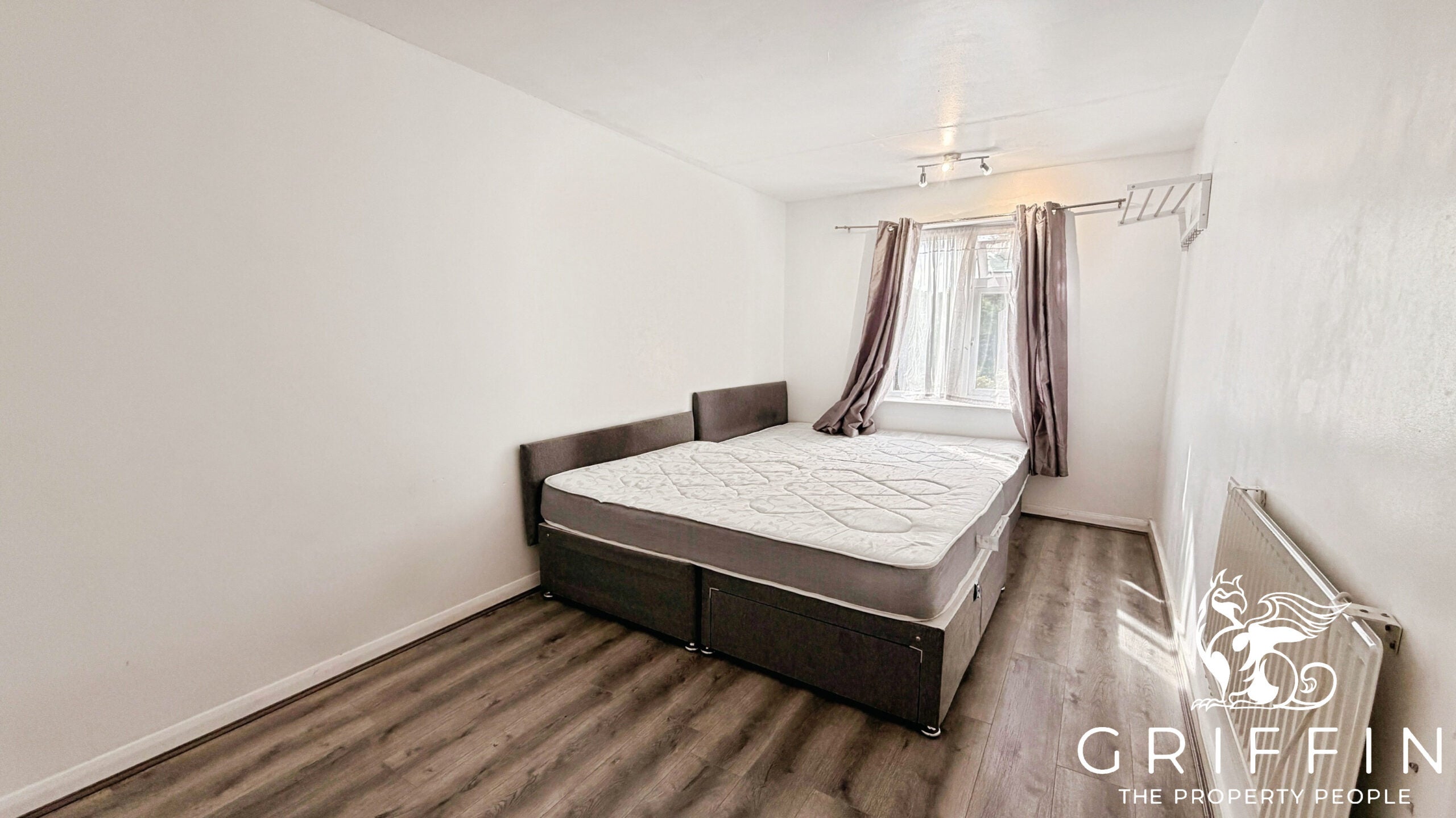 Flat The Retreat in Grays