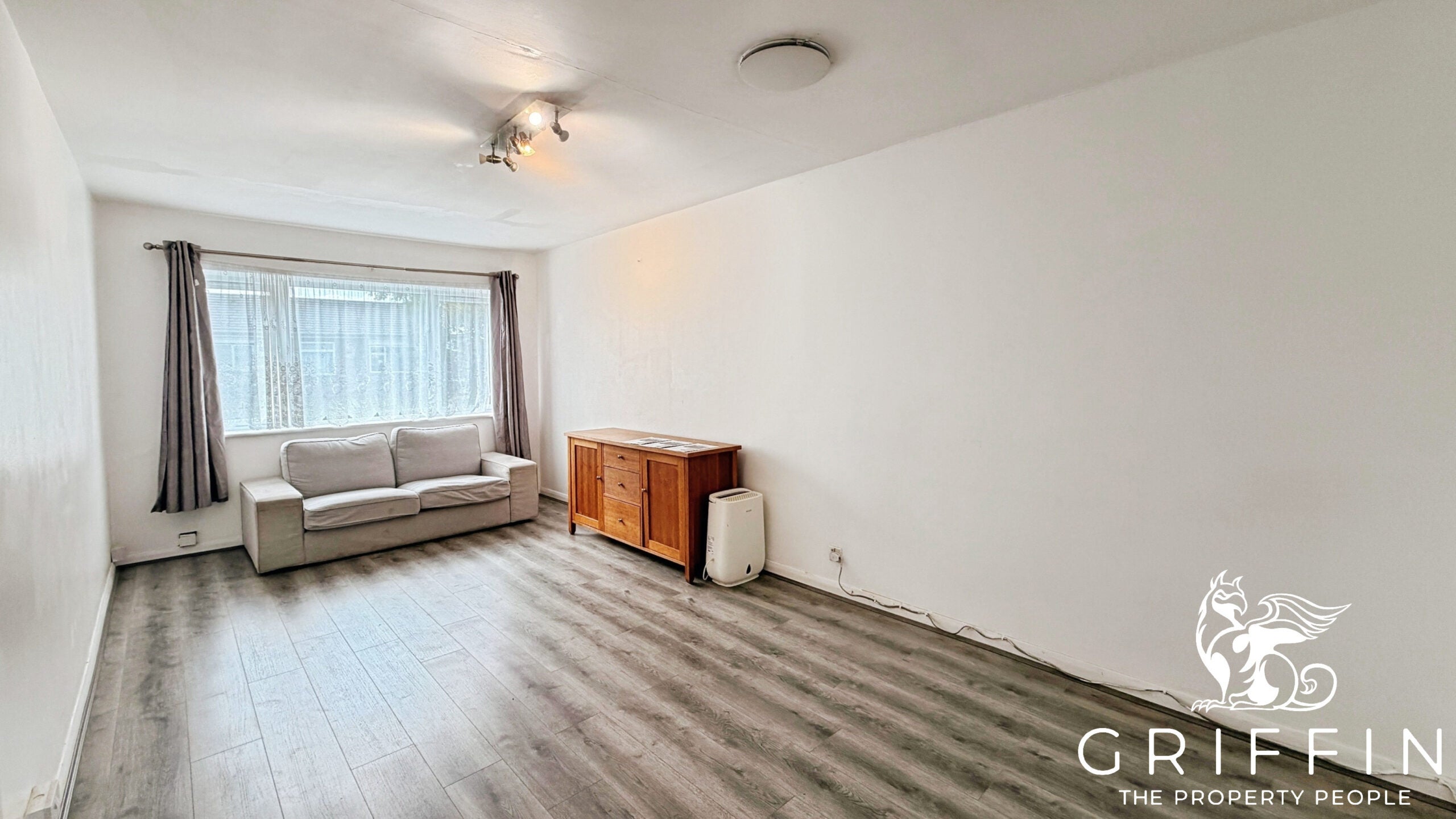 Flat The Retreat in Grays