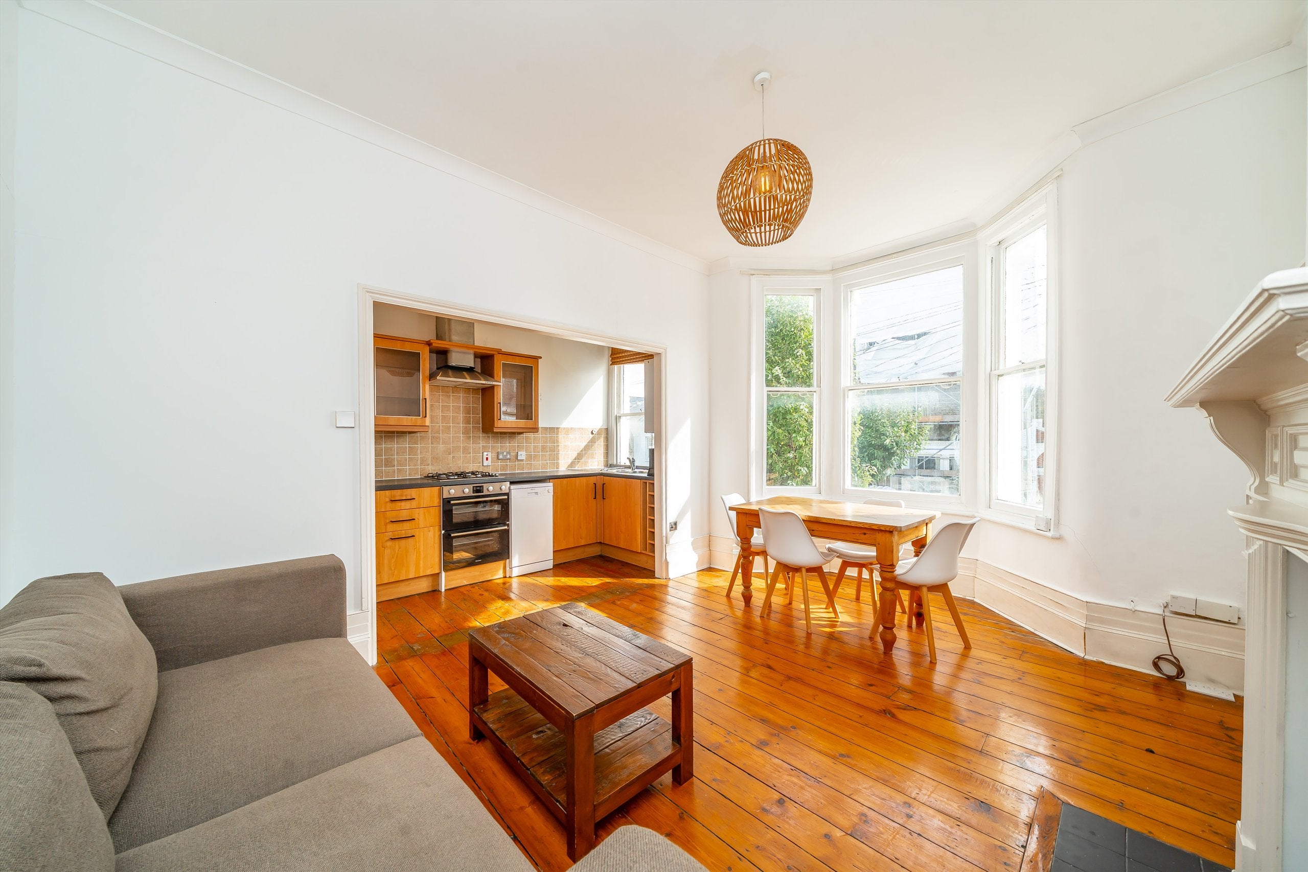 Flat Taybridge Road in Greater London
