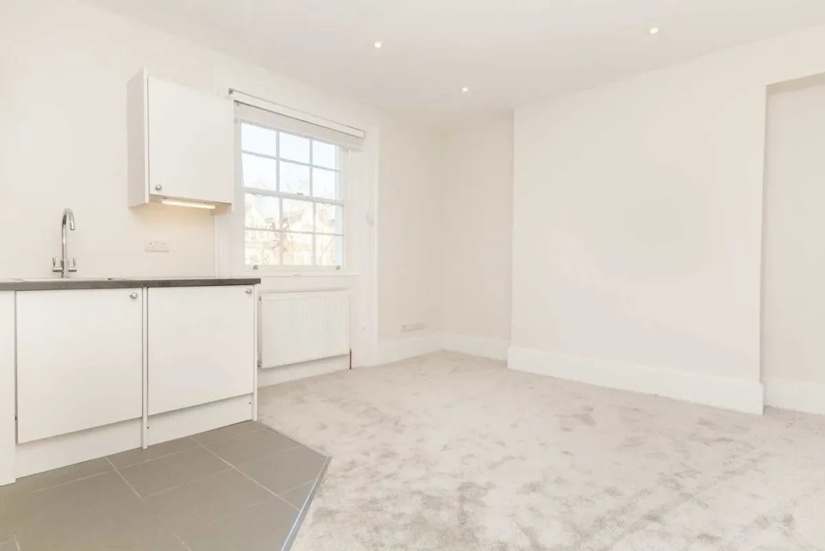 Flat Chiswick High Road in Greater London