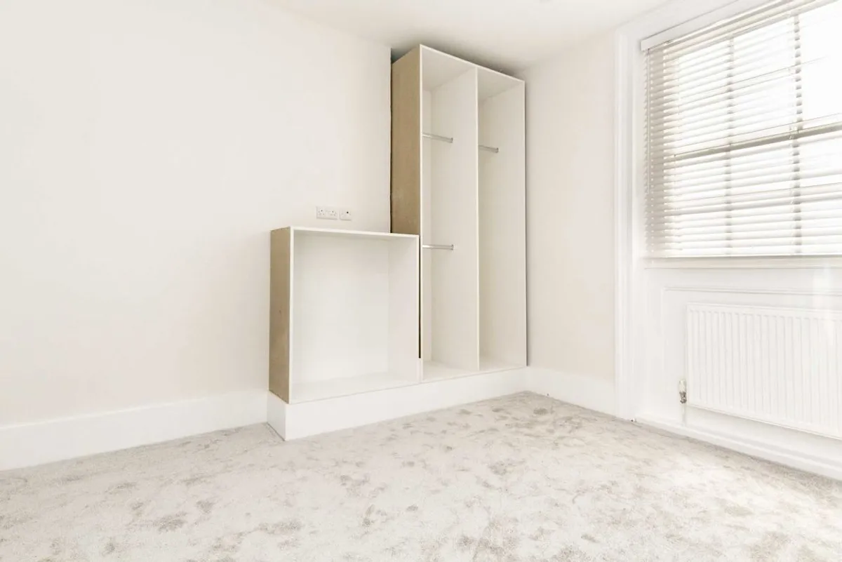 Flat Chiswick High Road in Greater London