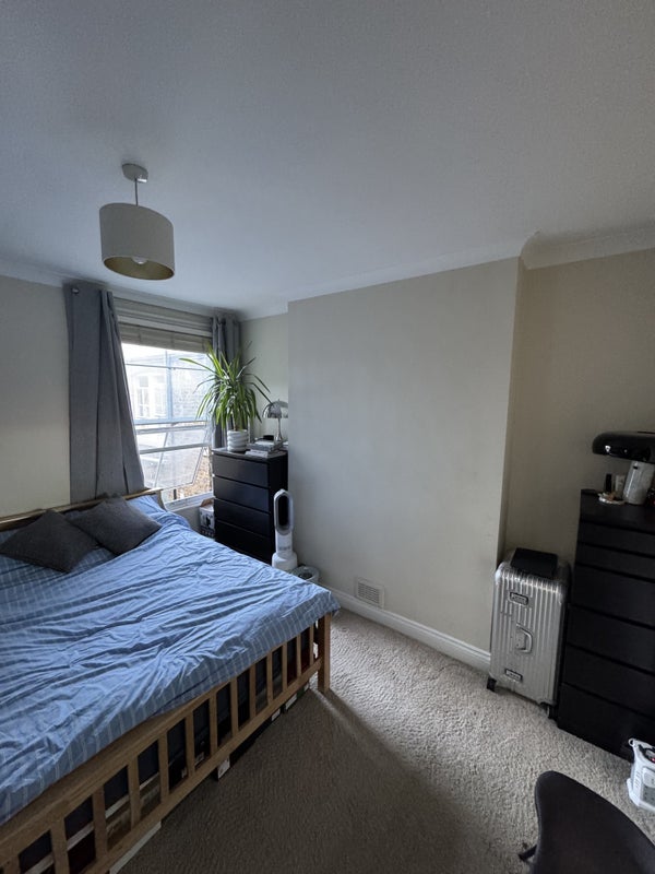 Room Queenstown Road in Greater London
