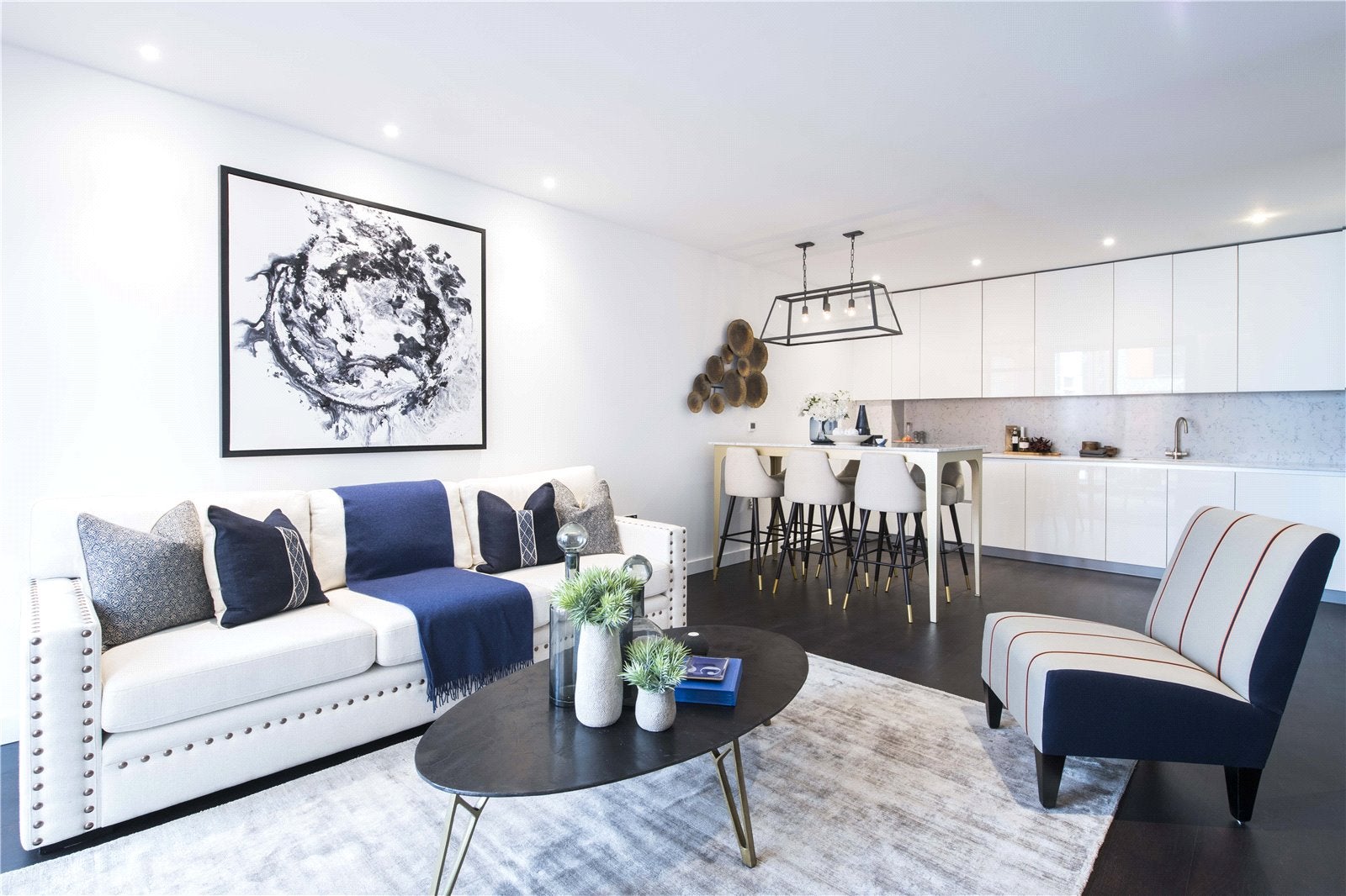 Flat Ponton Road in Greater London