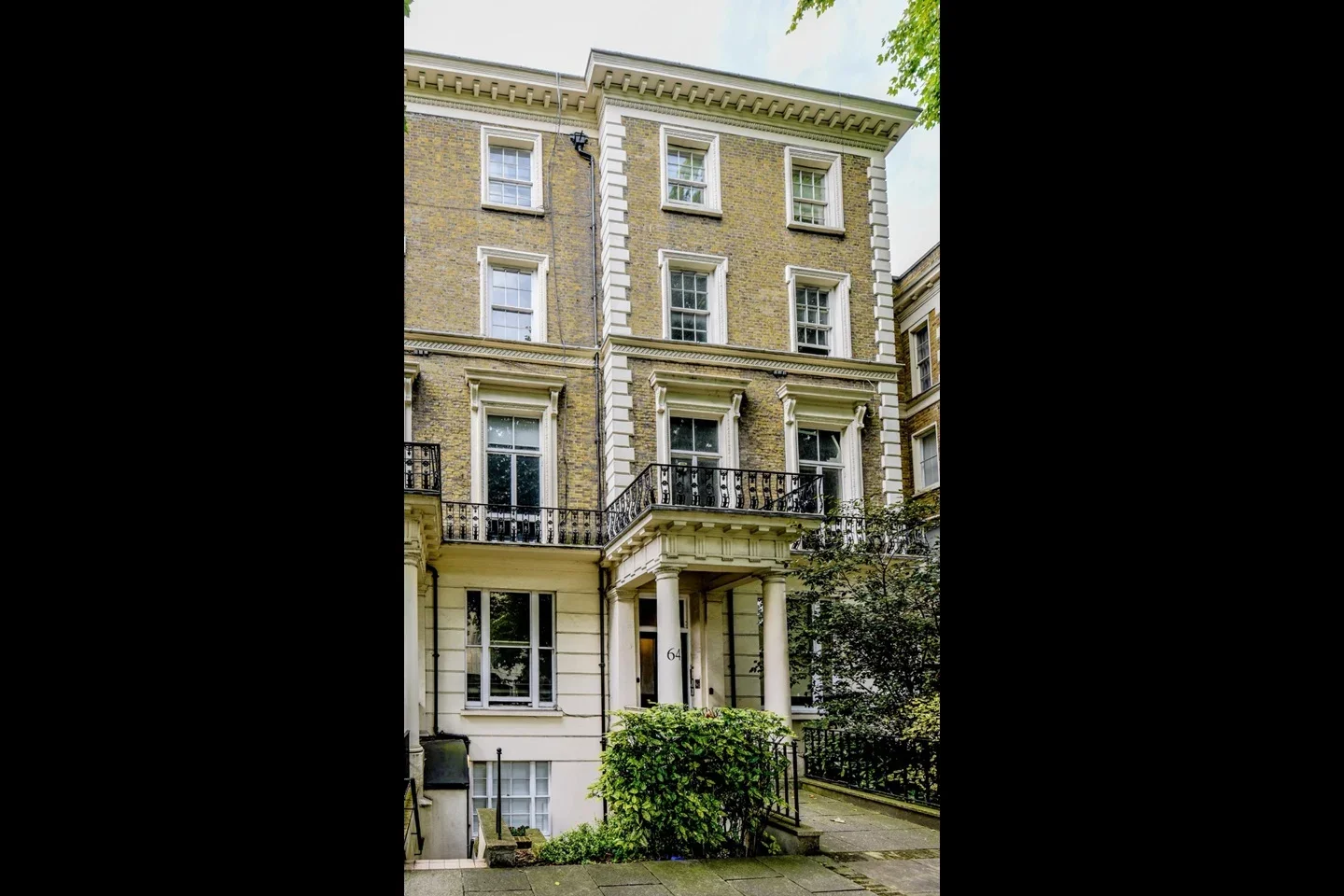 Flat Gloucester Gardens in City of Westminster