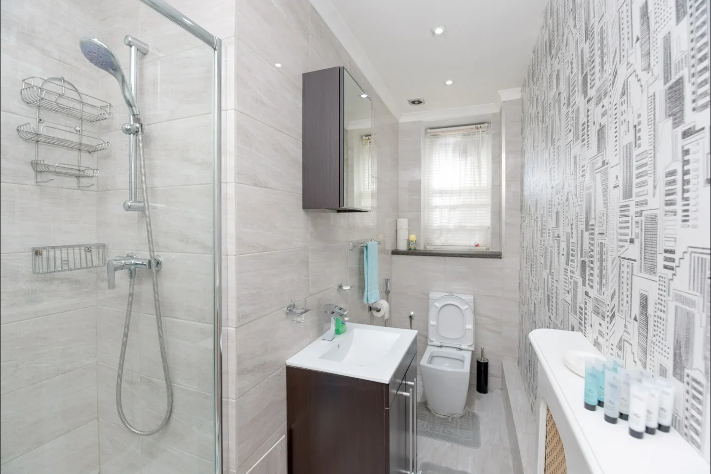 Flat Gloucester Gardens in City of Westminster