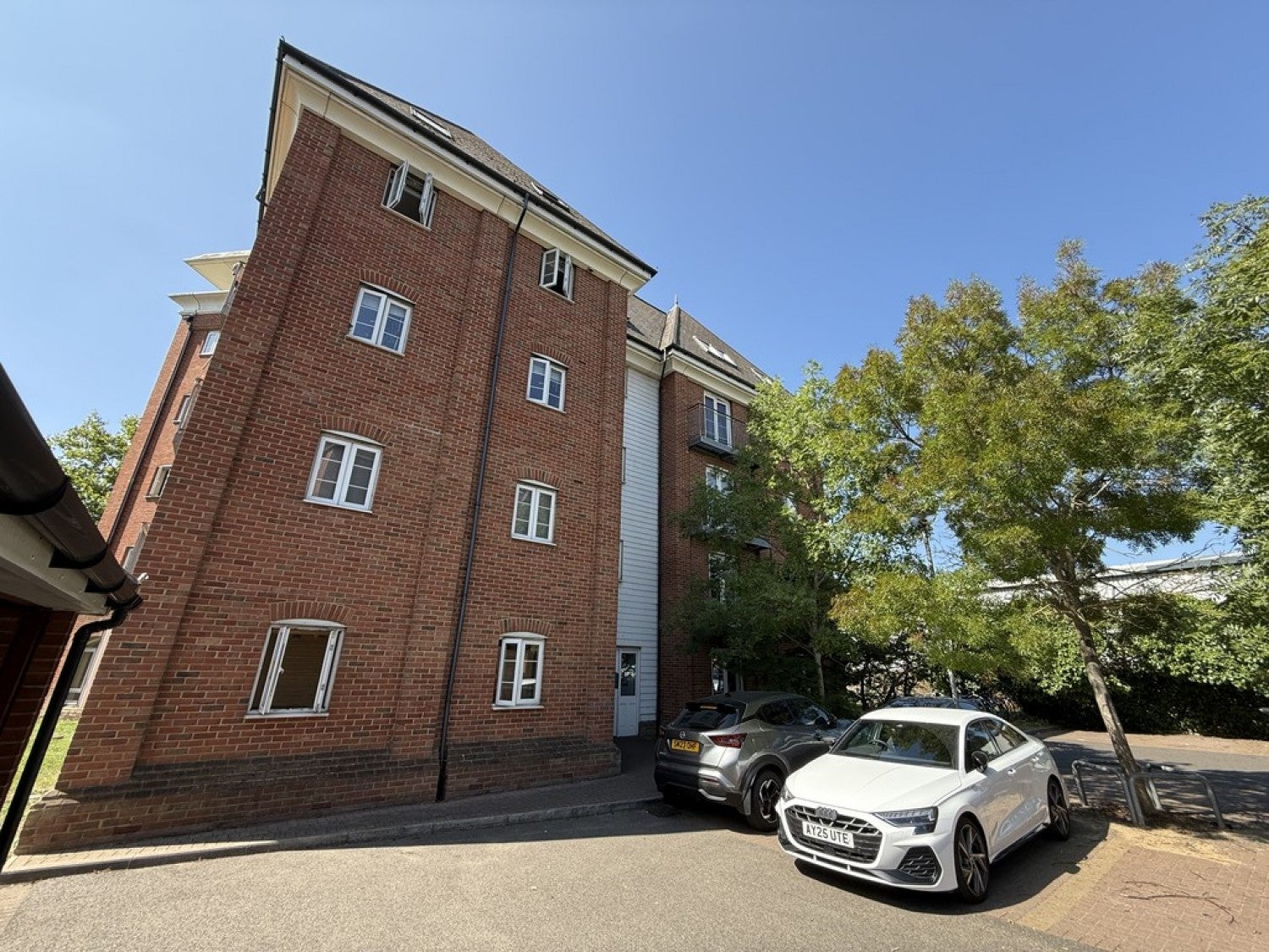 Flat Phoenix Court in Colchester