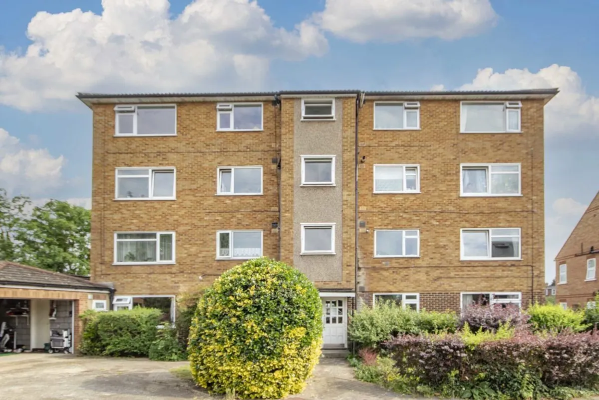 Flat Shakespeare Road in Greater London