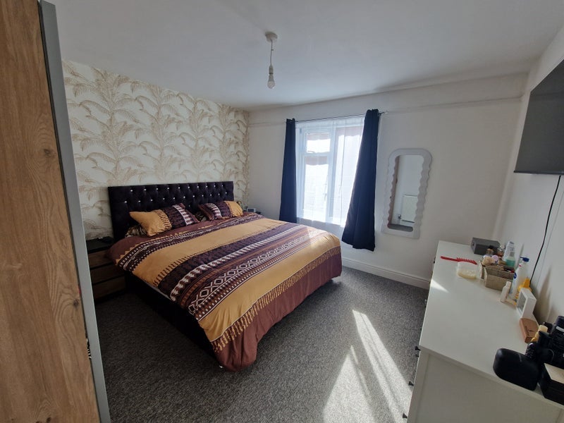 Room Tatnam Road in Poole
