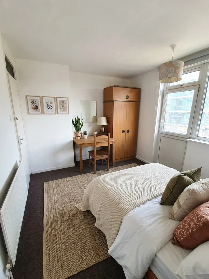 Room Guildford Road in Greater London
