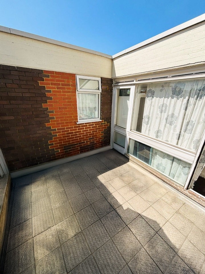 Room Guildford Road in Greater London