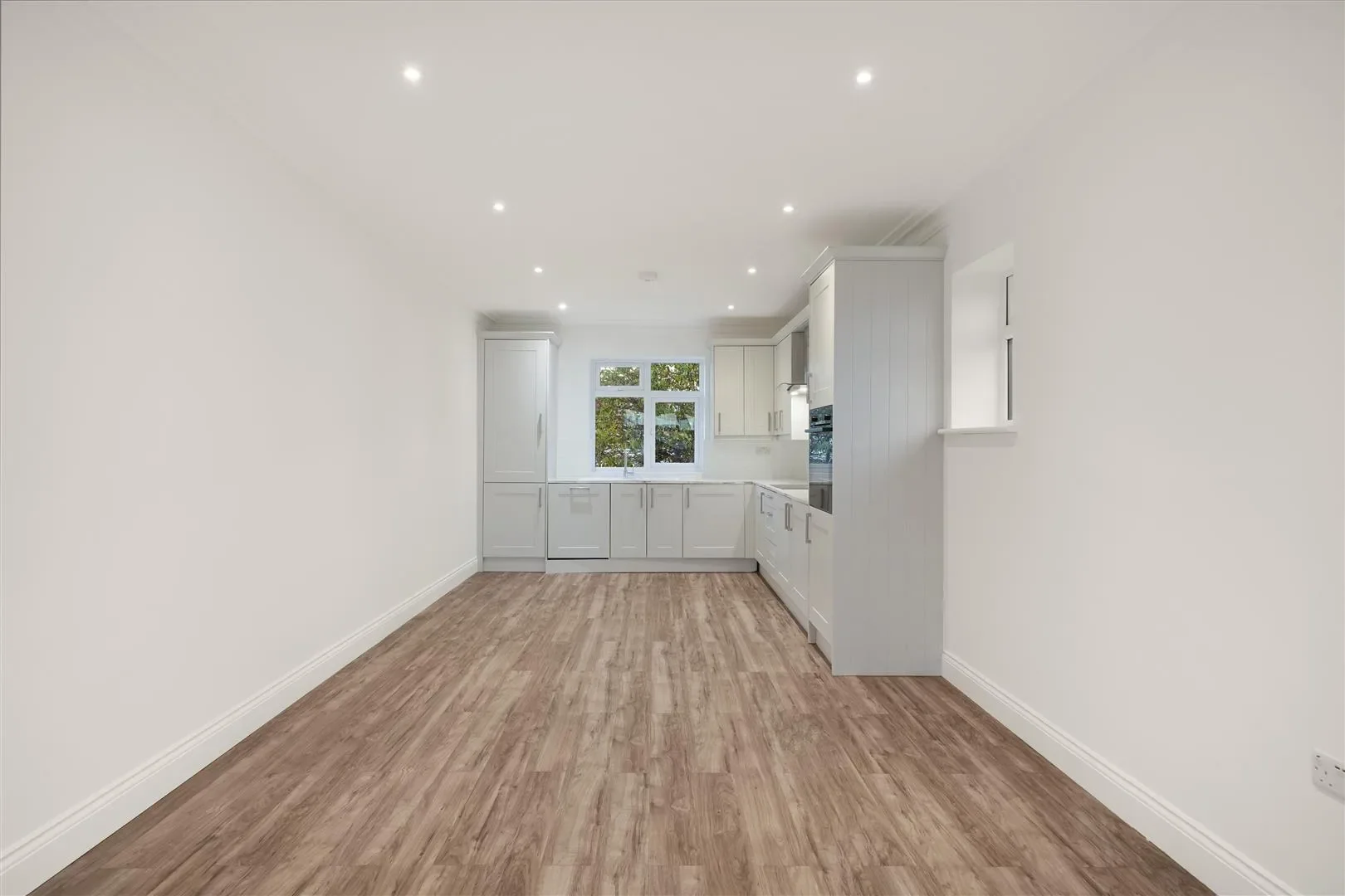 Flat West Court in Greater London