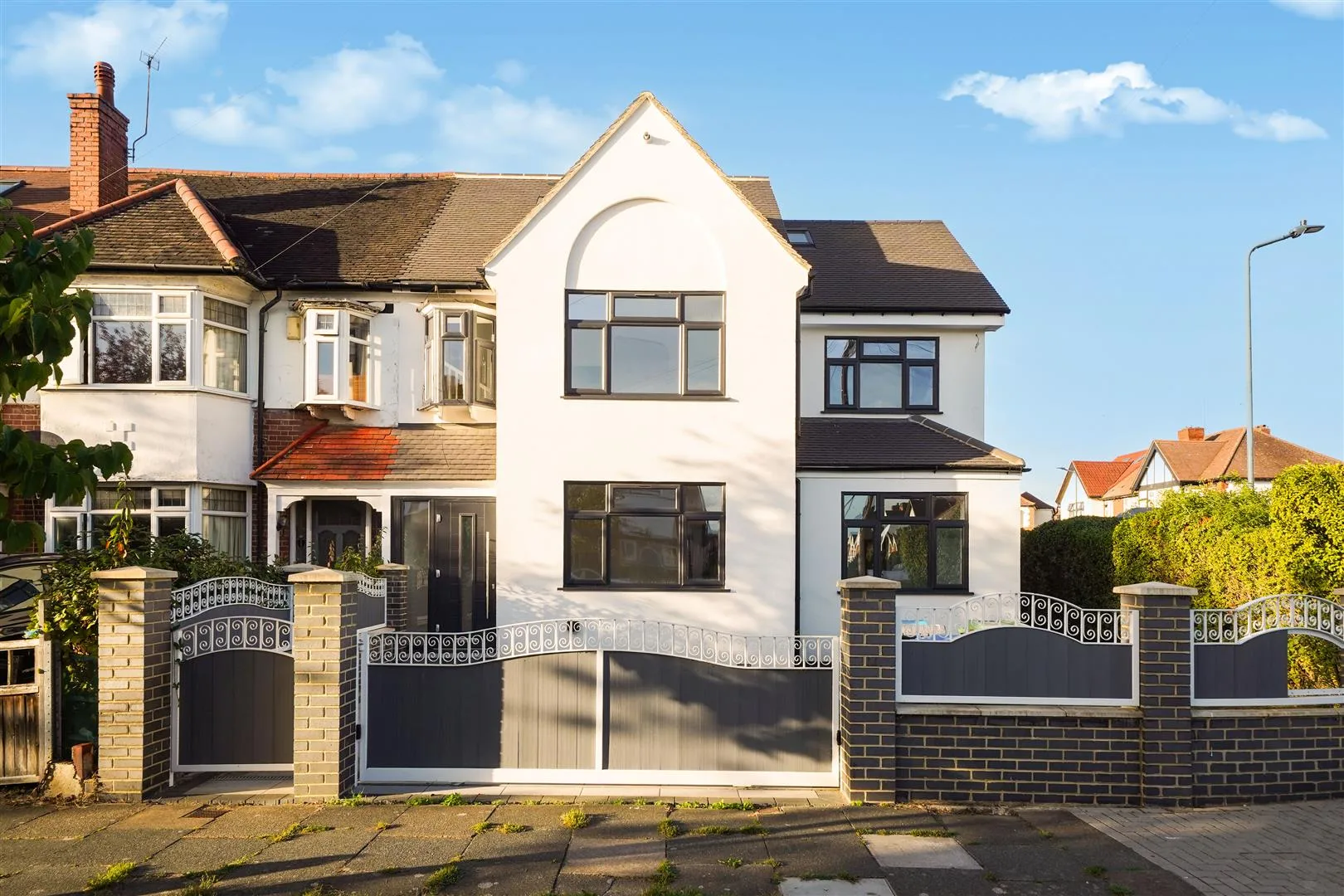 Flat West Court in Greater London