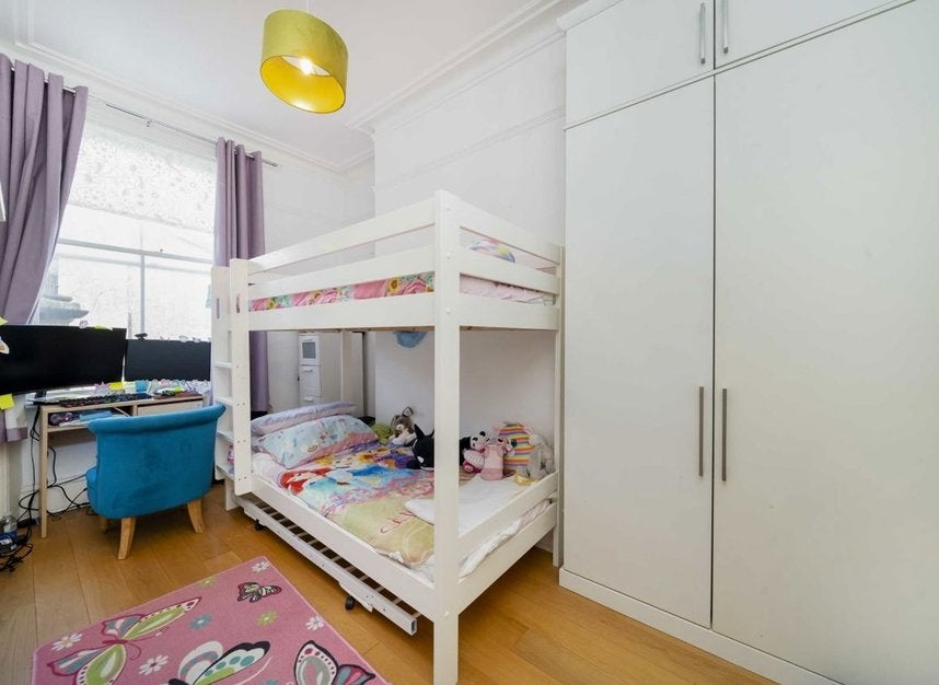 Flat Hemstal Road in Greater London