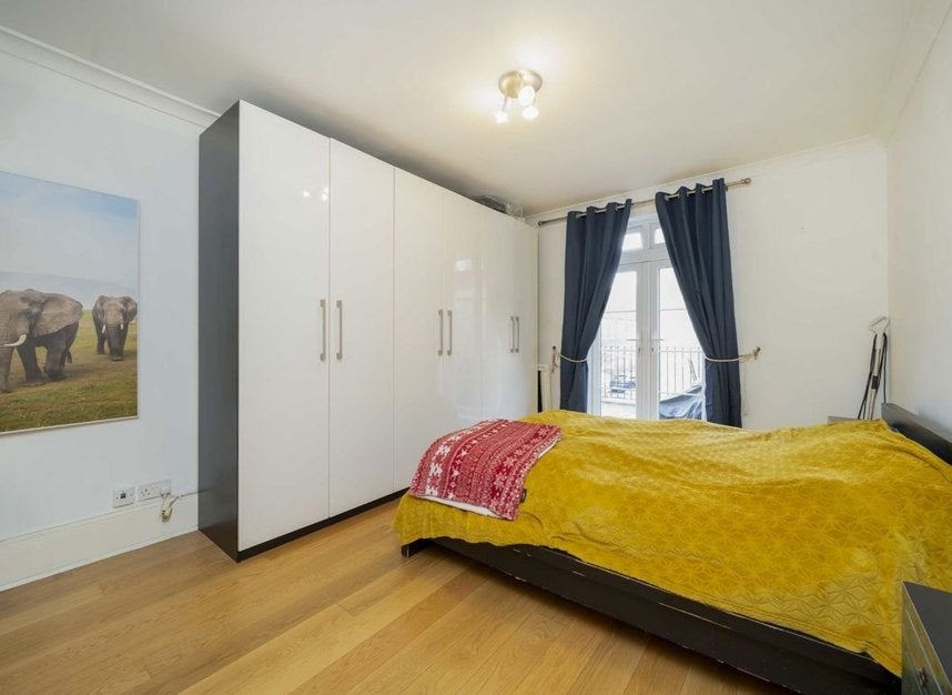 Flat Hemstal Road in Greater London